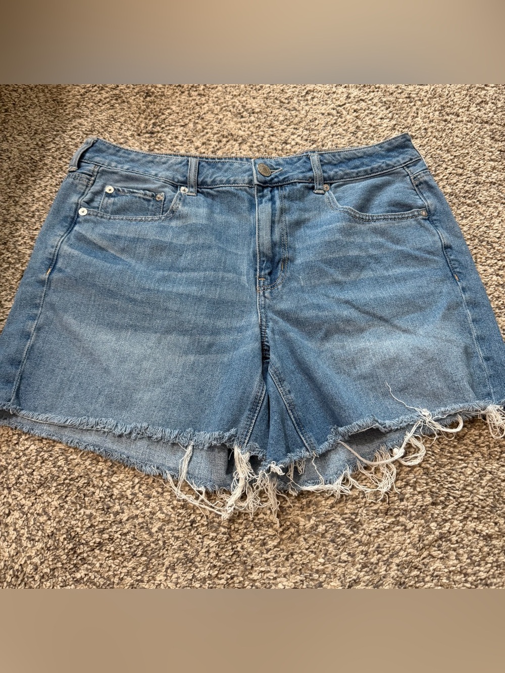 Women’s American Eagle Light Blue Denim Frayed Hem Shorts Tom Girl Midi size 12